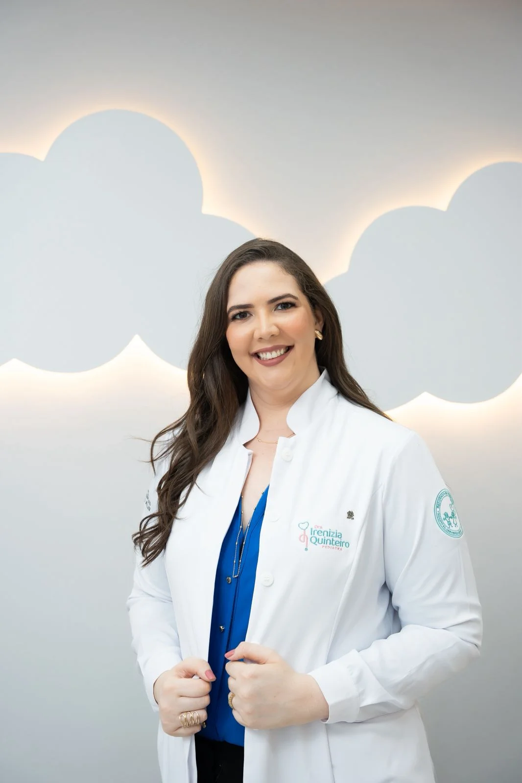 Dra. Irenizia Quinteiro em seu consultório de pediatria em Cuiabá