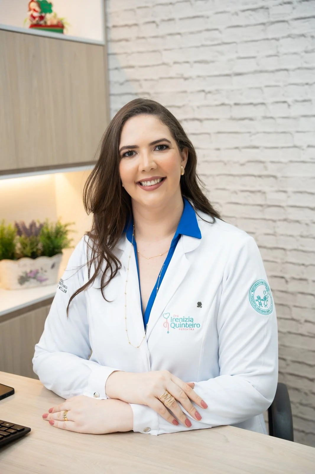 Dra. Irenizia Quinteiro — Pediatra em Cuiabá atendendo criança